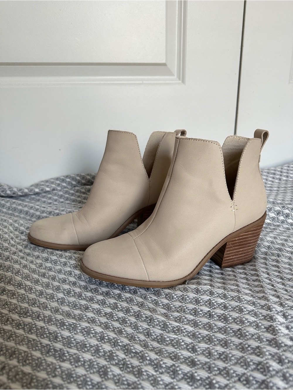 TOMS Everly Cutout Boots – Beige Leather Cream